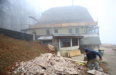 DOM NA SLIVNICI OBNOVA STREHE 04 OTO LJUBO VUKELIČ